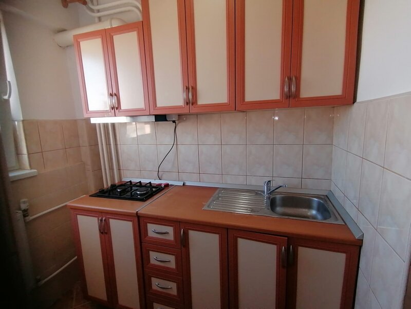 Costin Georgian, garsoniera mobilata si utilata.